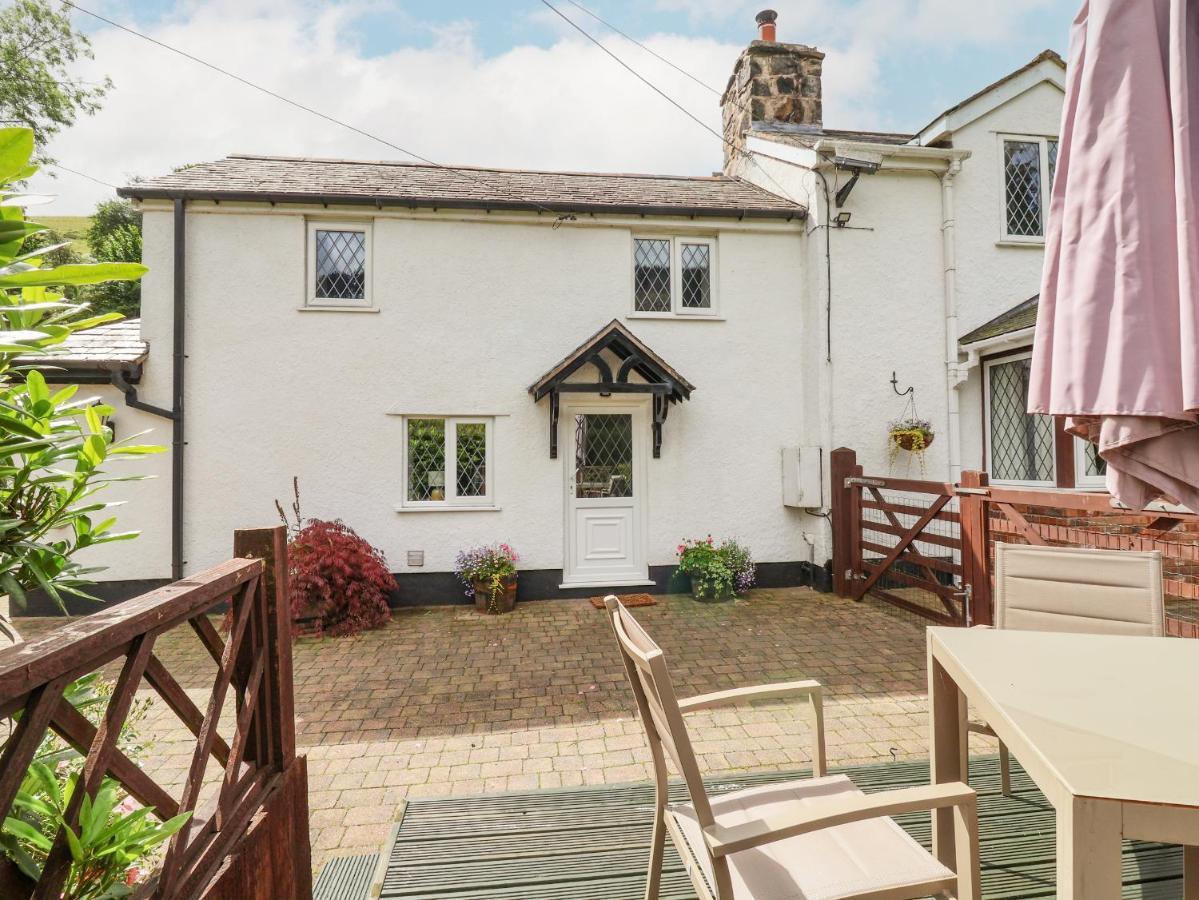 The Little White Cottage Llanferres Exterior photo